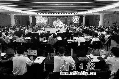草根網(wǎng)民高峰論壇舉行現(xiàn)場不設(shè)主席臺(tái)