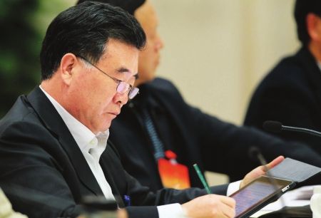 汪洋論“幸福廣東” 現(xiàn)場用IPad辦公