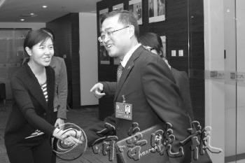 罵人副省長(zhǎng)陳鳴明另一面：排隊(duì)捐款微博上愛(ài)管雜事
