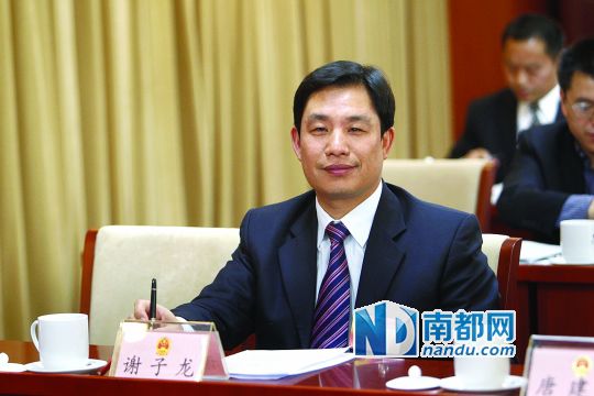 國家食藥監(jiān)總局早就向市場釋放“處方藥放權(quán)”信號，但新政遲遲未出。個中癥結(jié)在于，“網(wǎng)售藥品市場正在井噴，但監(jiān)管的手段和隊伍還不健全，相關(guān)監(jiān)管的法律法規(guī)也不健全。”昨日，全國人大代表、老百姓大藥房董事長謝子龍接受了南都記者電話專訪，他坦言，“這方面的建議我去年已經(jīng)提過，但相關(guān)部門給到的回復(fù)，我不是很滿意，所以今年再度就此話題，提出《關(guān)于充分保障患者獲得就診處方信息基本權(quán)利的建議》。”