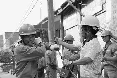  5月20日，四川省青川縣竹園鎮(zhèn)供電所工人正在余震中搶修高壓線