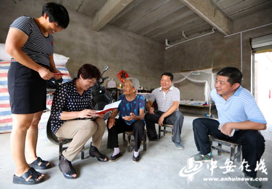 在方傳真老人家里，老人對扶貧專干的上門走訪很是熟悉，連連感謝。
