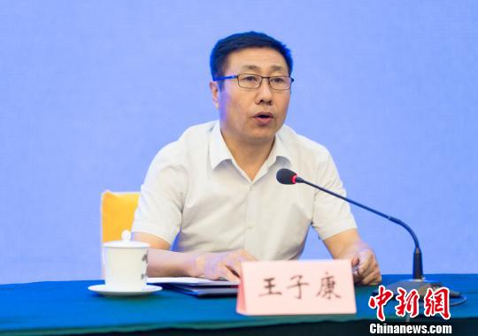 圖為呂梁市經(jīng)濟(jì)和信息化委員會(huì)主任王子康發(fā)言?！●T帥 攝