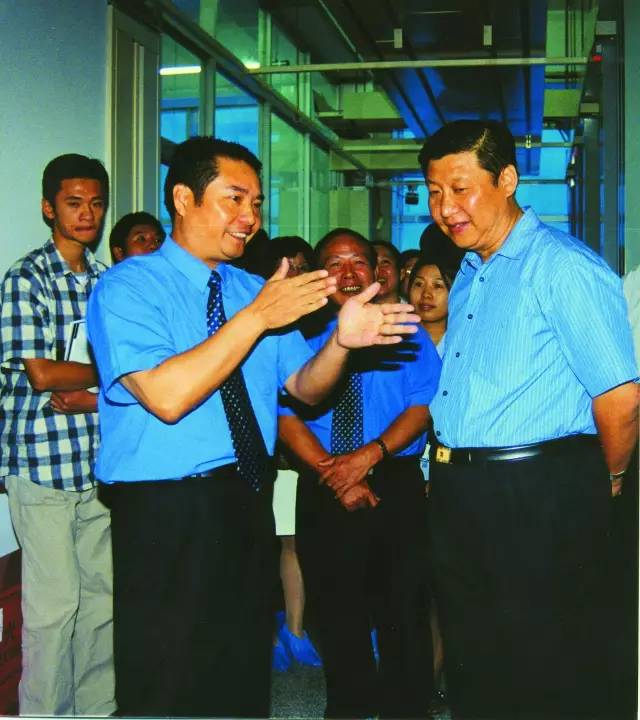 2001年10月，習(xí)近平總書記（時(shí)任福建省委副書記、省長(zhǎng)）到中國(guó)電信福建分公司調(diào)研信息化建設(shè)。（資料圖片）