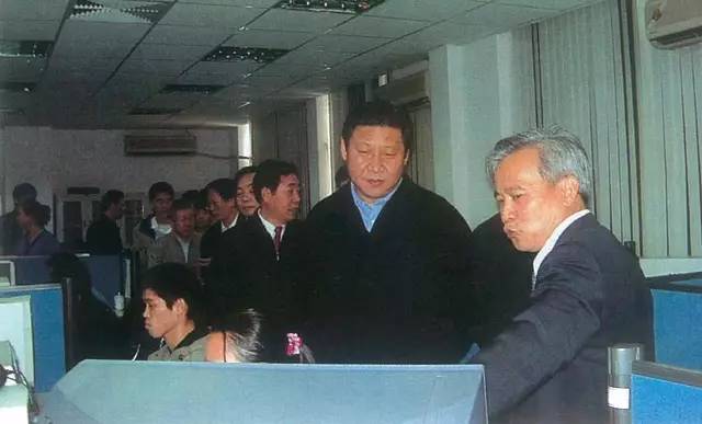 2002年3月，習(xí)近平總書記（時(shí)任福建省委副書記、省長）到福建省空間信息工程研究中心調(diào)研。（資料圖片）