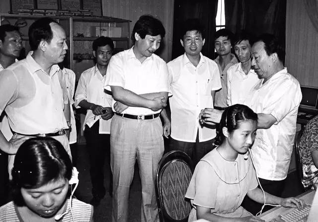 1989年夏天，習(xí)近平總書記（時任寧德地委書記）到福州調(diào)研程控電話。（資料圖片）