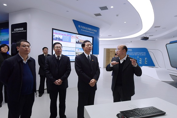 12月29日，省發(fā)改委黨組書記、主任張和平到省電子政務(wù)外網(wǎng)數(shù)據(jù)中心調(diào)研并為江西省大數(shù)據(jù)中心掛牌