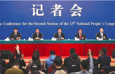 昨日，十三屆全國人大二次會議舉行記者會，全國人大監(jiān)察和司法委員會副主任委員徐顯明（中）、全國人大財政經濟委員會副主任委員尹中卿（右二）等就“人大監(jiān)督工作”相關問題回答中外記者提問