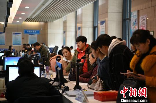 圖為民眾正在蘭州新區(qū)政務(wù)大廳咨詢辦理事項。　黃帆 攝