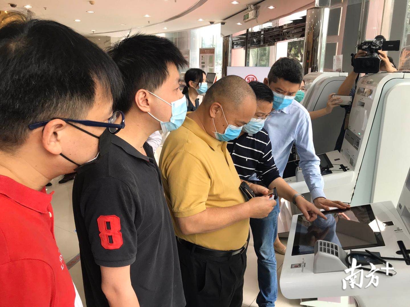 觀察團成員體驗政務服務進銀行。