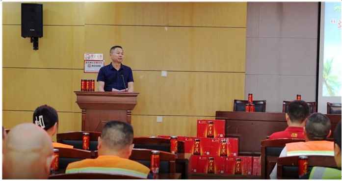 加多寶全國(guó)“百萬(wàn)罐送清涼”長(zhǎng)沙站愛(ài)心捐贈(zèng)活動(dòng)在開福區(qū)環(huán)衛(wèi)中心舉行