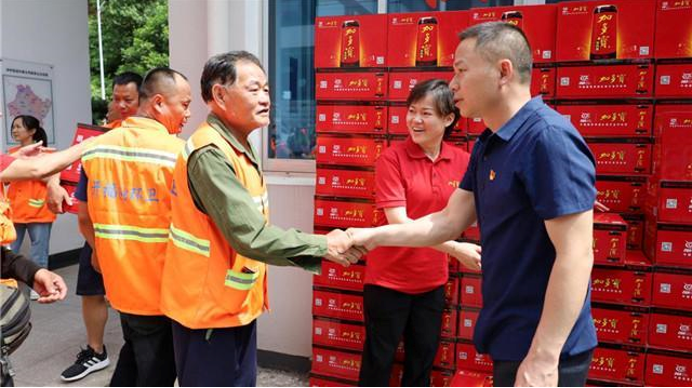 加多寶全國(guó)“百萬(wàn)罐送清涼”長(zhǎng)沙站愛(ài)心捐贈(zèng)活動(dòng)在開福區(qū)環(huán)衛(wèi)中心舉行