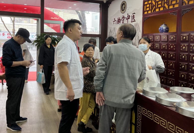 唐超群在回答患者的問題.png
